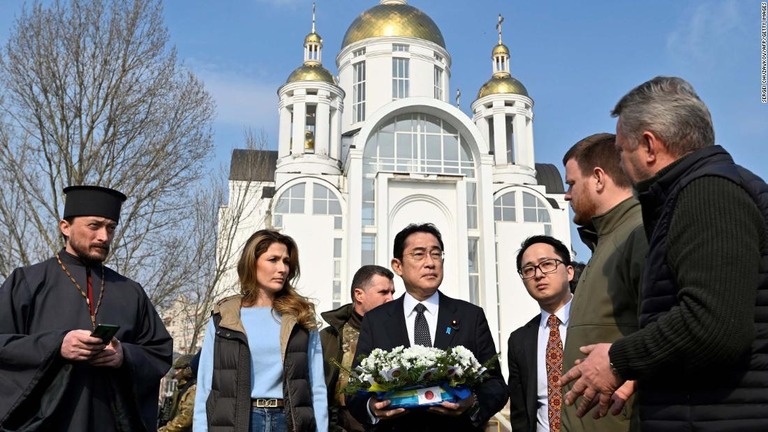 ブチャにある教会の前に立つ岸田首相（中央）＝２１日/Sergei Chuzavkov/AFP/Getty Images