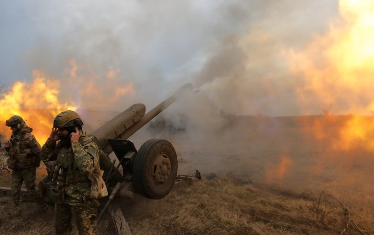 榴弾砲を撃つウクライナ軍兵士＝ウクライナ・バフムート近郊/Sergey Shestak/AFP/Getty Images