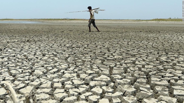 現時点で世界の推定７億８５００万人がきれいな水を利用できない環境で暮らしているとの統計が発表された/Arun Sankar/AFP/Getty Images