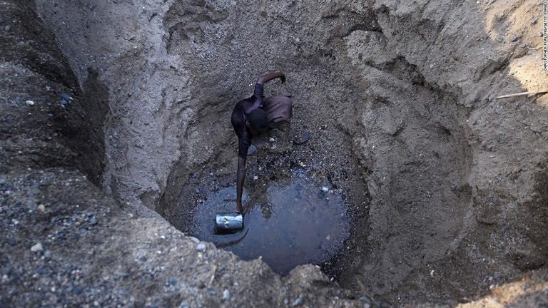 川底の水をすくう子ども＝ケニア/Christopher Furlong/Getty Images