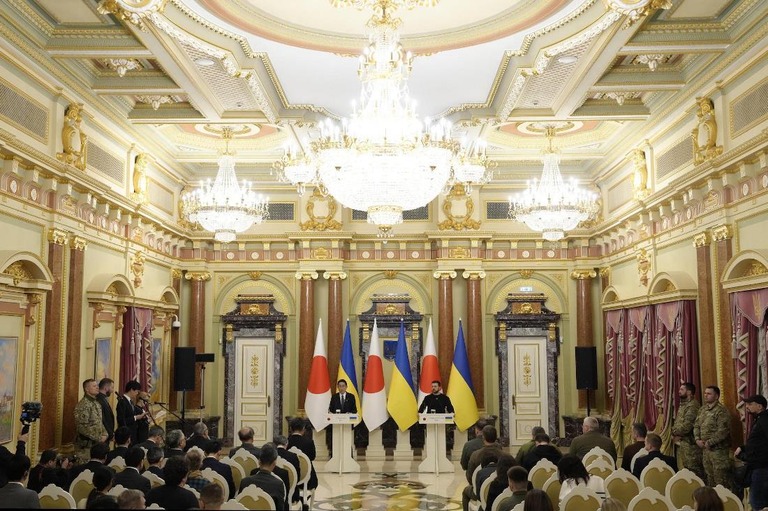 ２１日、ウクライナ首都で共同記者会見を行う岸田首相（左）とゼレンスキー大統領/Kyodo News/Getty Images