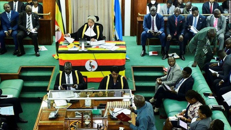 ウガンダ議会で「反同性愛法案」が可決された/Abubaker Lubowa/Reuters