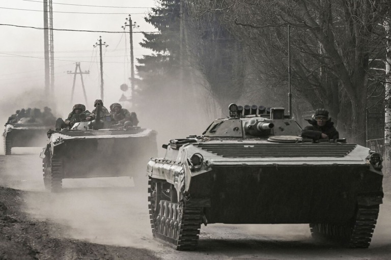 歩兵戦闘車でバフムートへ向かうウクライナ軍＝２２日/Aris Messinis/AFP/Getty Images