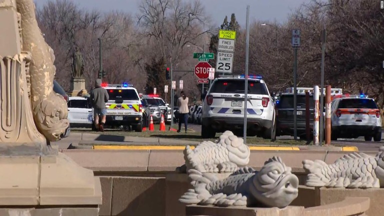 米コロラド州デンバーの高校で男子生徒が銃撃し現場から逃走/KCNC