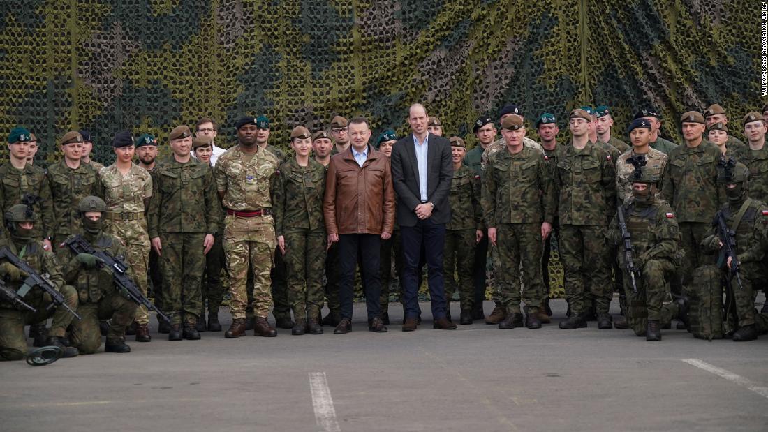 ウィリアム皇太子がポーランドのブワシュチャク国防相（中央左）と写真撮影に臨む様子/Yui Mok/Press Association via AP
