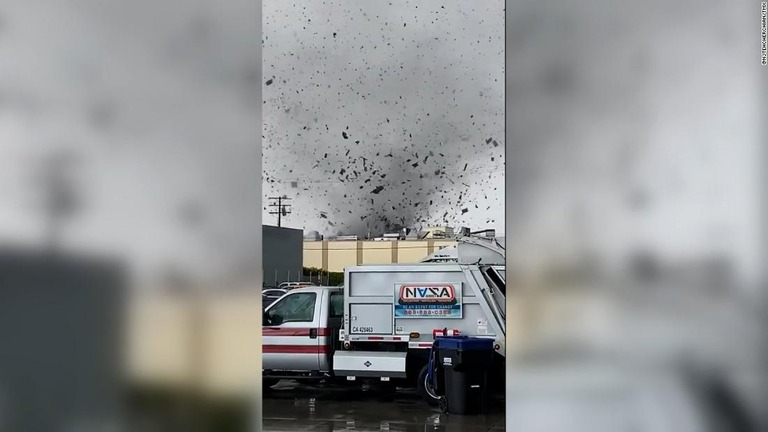 米ロサンゼルス地域で異例の竜巻　１人負傷、建物や車に被害