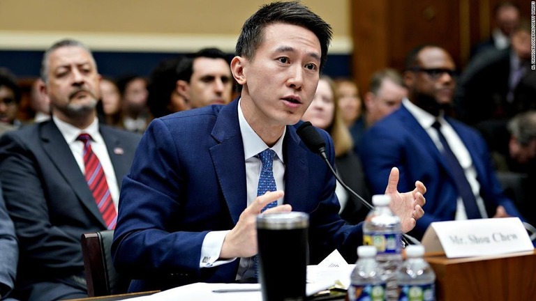 米議会の公聴会で議員からの厳しい質問を受けるＴｉｋＴｏｋのチュウＣＥＯ/Al Drago/Bloomberg/Getty Images