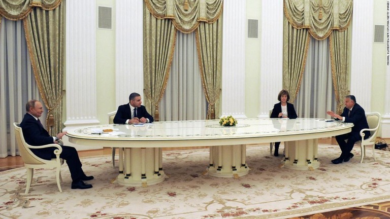 会談を行うロシアのプーチン大統領（左）とハンガリーのオルバン首相（右）＝２０２２年２月１日、ロシア・モスクワ/Mikhail Klimentyev/AFP/Sputnik/Getty Images