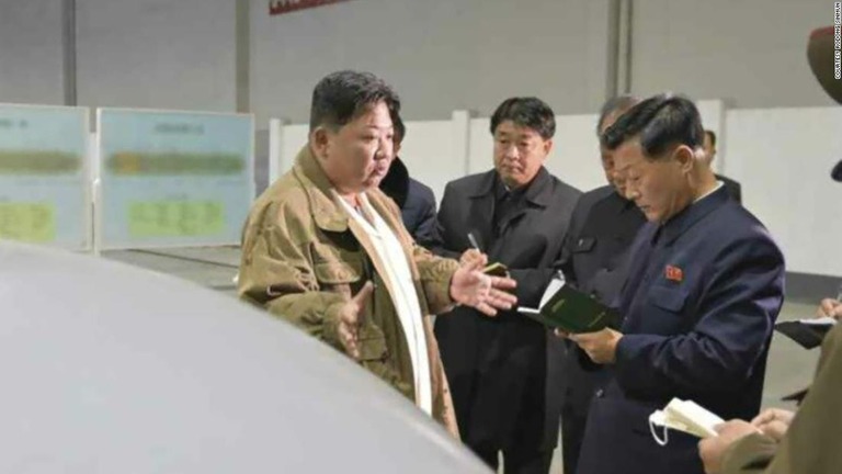北朝鮮の国営メディアは、金正恩総書記（左）自ら実験を主導したと報じた/Courtesy Rodong Sinmun