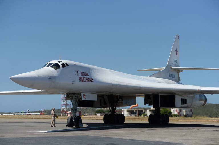 ロシアの超音速戦略爆撃機「Ｔｕ１６０」＝２０１８年１２月１０日、ベネズエラのシモン・ボリバル国際空港/Federico Parra/AFP/Getty Images