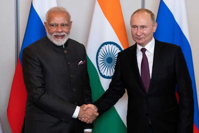 インドのモディ首相（左）とロシアのプーチン大統領＝２０１９年１１月/Pavel Golovkin/Reuters