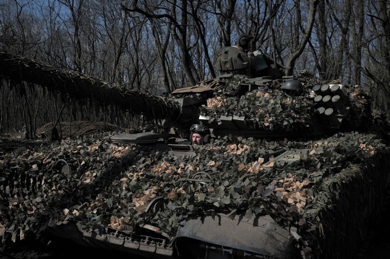 ２６日、バフムート近郊の前線で発射準備をするウクライナ軍兵士たち/Sergey Shestak/AFP/Getty Images