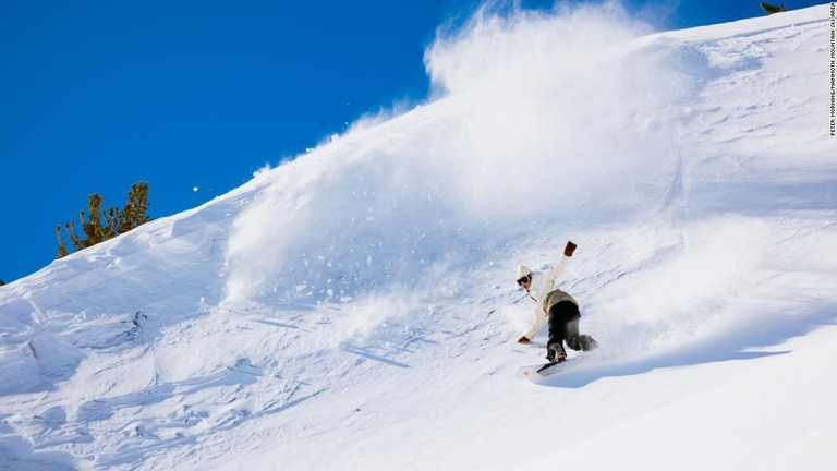 米カリフォルニア州のスキー場、夏まで営業延長　豪雪の影響で