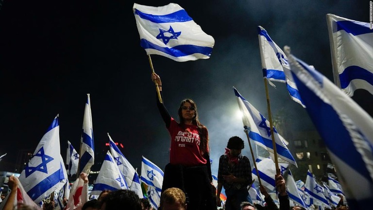 解任されたギャラント国防相への支持を表明するため多くの人が集まった＝２６日、イスラエル・テルアビブ/Ohad Zwigenberg/AP