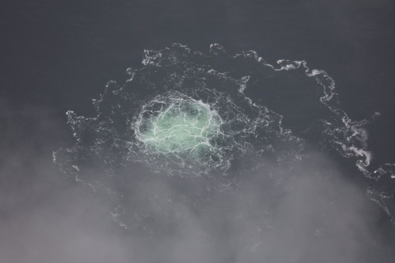 バルト海のノルドストリーム２から発生する泡が海面に＝２０２２年９月２８日/Swedish Coast Guard/Getty Images