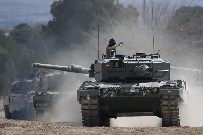 ウクライナ軍の要員がスペイン軍の施設でドイツ製主力戦車「レオパルト２」の訓練を受ける様子＝１３日、スペイン・サラゴサ/Oscar Del Pozo/AFP/Getty Images