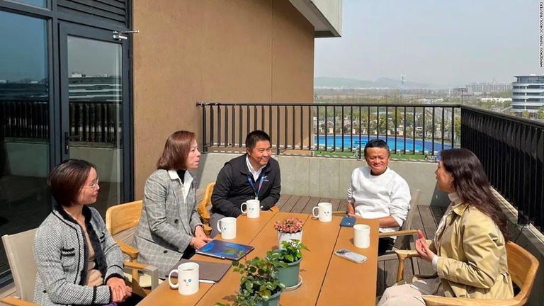 ジャック・マー氏が珍しく公の場に姿を見せた/Hangzhou Yungu School/Reuters