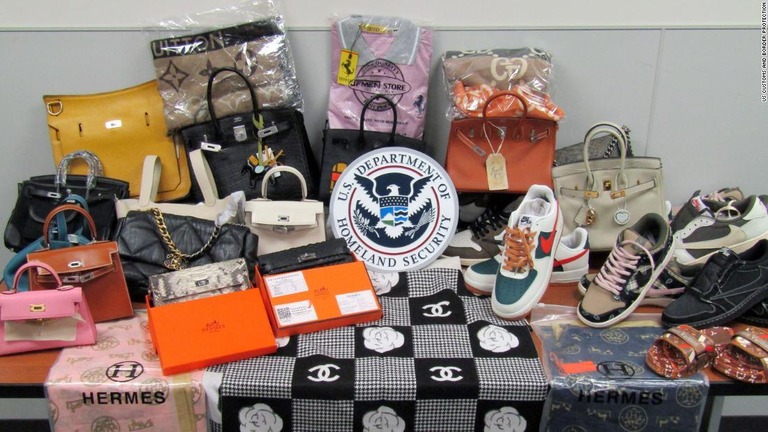 エルメスやルイ・ヴィトンなど偽ブランド品６８点が押収された/US Customs and Border Protection