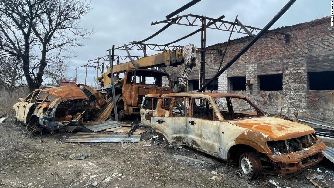 ハブリルクさんの所有する建物と車が破壊された/Rebecca Wright/CNN