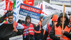 ドイツで賃上げ求めスト、４０万人以上参加か　空港や列車停止で旅行者足止め