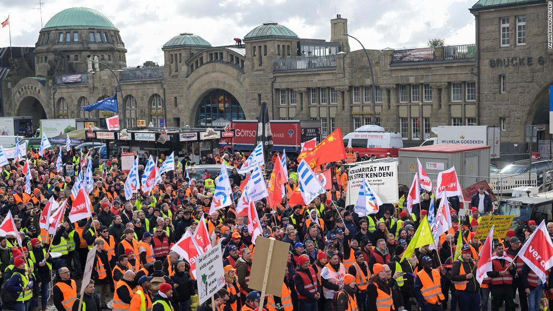 ドイツ北部ハンブルクでデモを行う人々＝２７日/Fabian Bimmer/Reuters