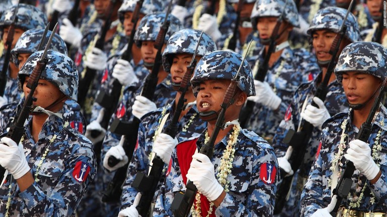 行進するミャンマー軍の兵士/Aung Shine Oo/AP