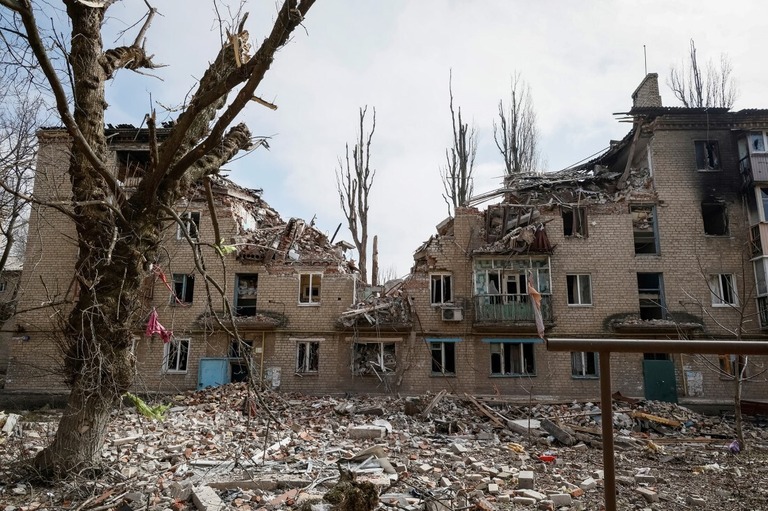 ロシア軍の攻撃により被害を受けた住宅＝ウクライナ東部ドネツク州の町アウディイウカ/Alex Babenko/Reuters