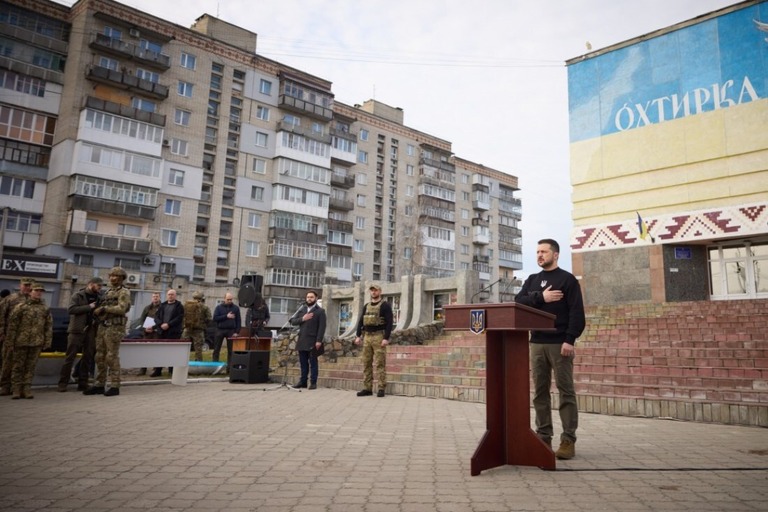 １年前に防衛戦の舞台となったアフトゥイルカを訪れたゼレンスキー大統領（右）/President of Ukraine