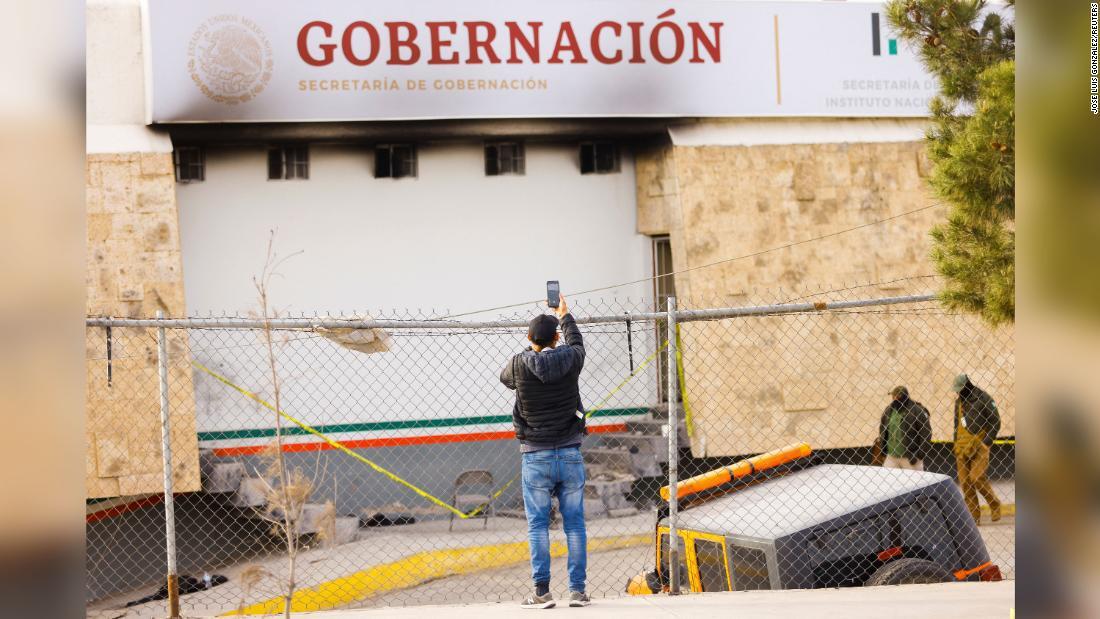 移民局（ＩＮＭ）の施設を撮影する移民/Jose Luis Gonzalez/Reuters