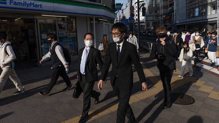 新宿駅へ向かって歩く会社員ら＝３月１６日/Stanislav Kogiku/SOPA Images/LightRocket/Getty Images