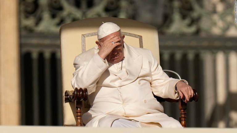一般謁見（えっけん）に出席したフランシスコ教皇＝２９日、バチカンのサン・ピエトロ広場/Alessandra Tarantino/AP
