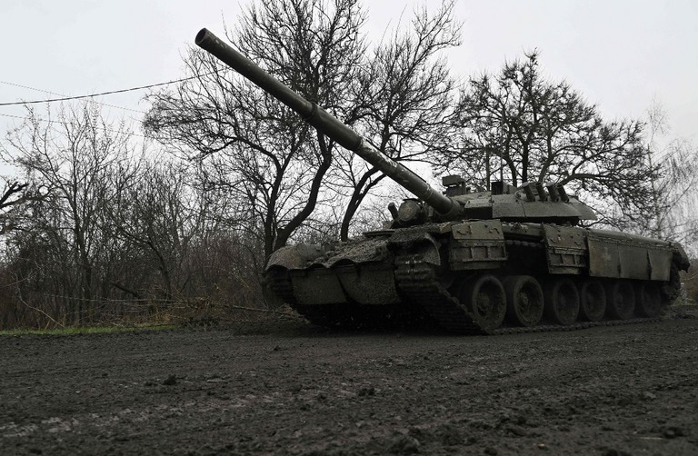 激戦地バフムート近くを走行するウクライナ軍の戦車/Genya Savilov/AFP/Getty Images