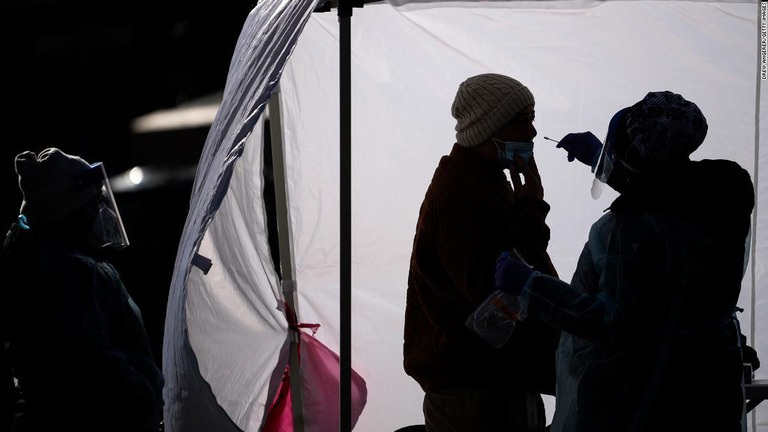 新型コロナ検査を受ける人＝２０２２年１月１０日、米ワシントンＤＣ/Drew Angerer/Getty Images