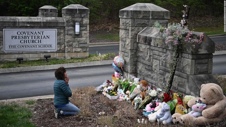 米テネシー州ナッシュビルの小学校を訪れて献花する人/Brendan Smialowski/AFP/Getty Images