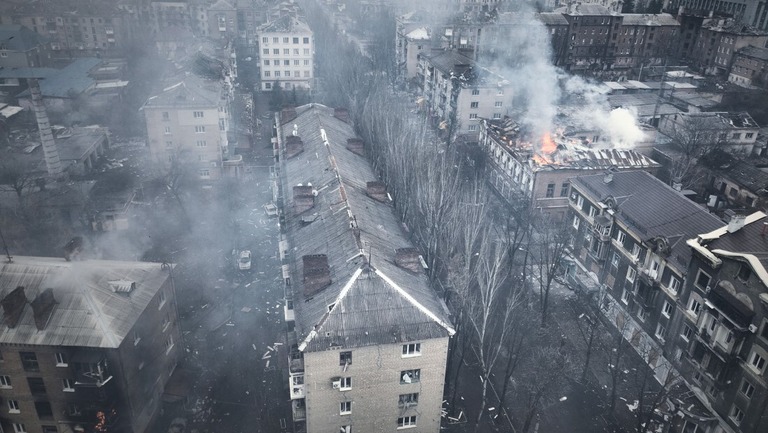 炎上するバフムートの住宅から煙が立ち上る様子/Libkos/AP