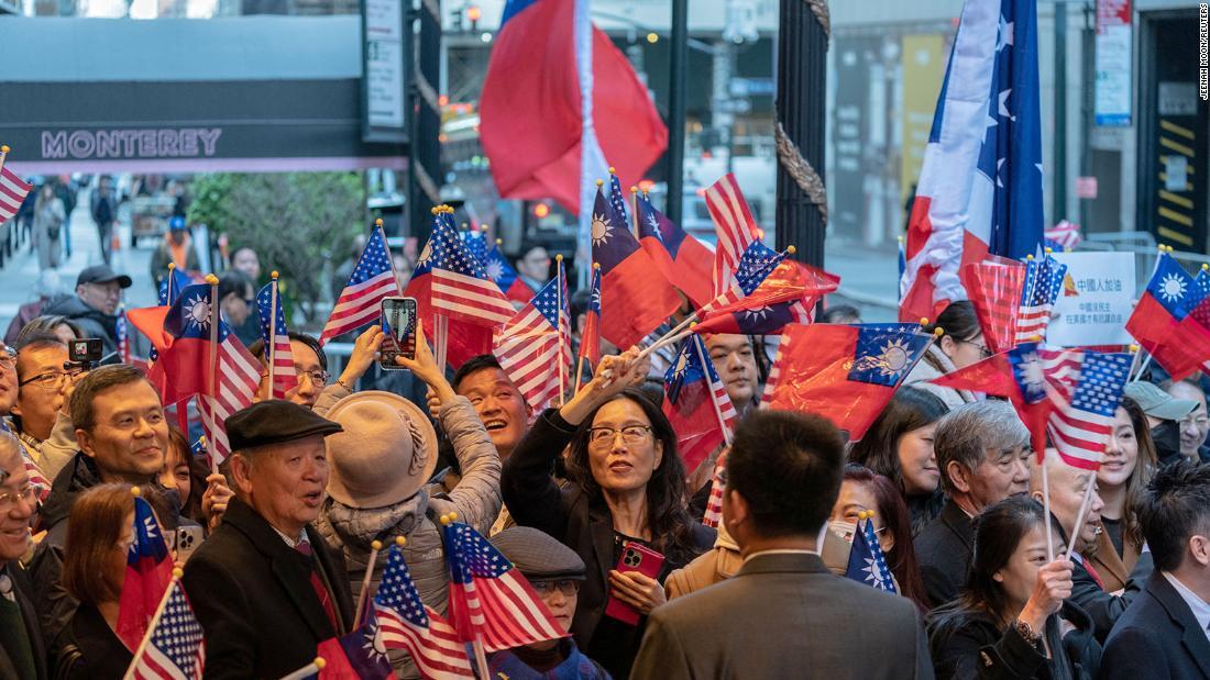 台湾の蔡英文総統が到着したホテルに集まった支持者ら=29日、米ニューヨーク市のマンハッタン/Jeenah Moon/Reuters