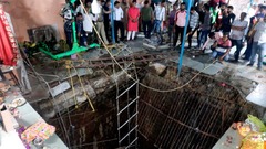 地下の階段井戸に転落、３５人死亡　インド寺院