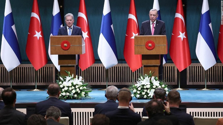 共同記者会見を行うフィンランドのニーニスト大統領（左）とトルコのエルドアン大統領（右）＝１７日、トルコ・アンカラの大統領官邸/Adem Altan/AFP/Getty Images