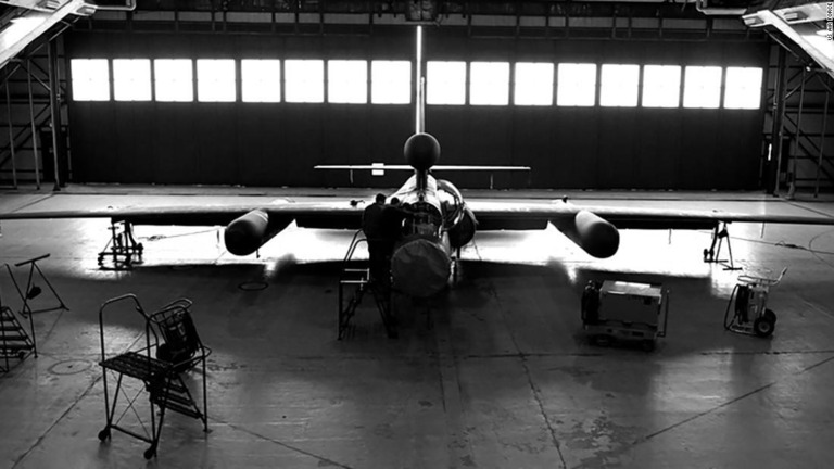 韓国・烏山空軍基地の格納庫に駐機するＵ２「ドラゴンレディー」＝２０２０年１０月２２日/US Air Force
