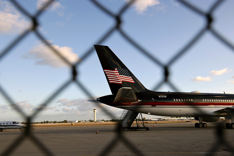 トランプ氏の使用するボーイング７５７型機がフロリダ州の空港に駐機している/Alon Skuy/Getty Images