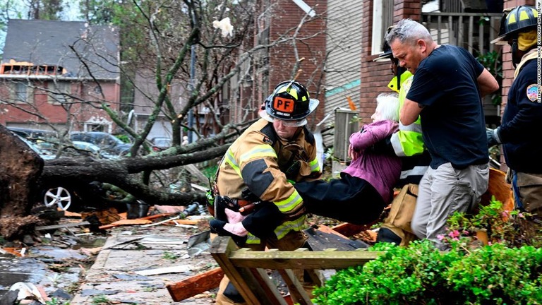 損傷した住宅から運び出される女性＝３月３１日、アーカンソー州/Stephen Swofford/Arkansas Democrat-Gazette/AP