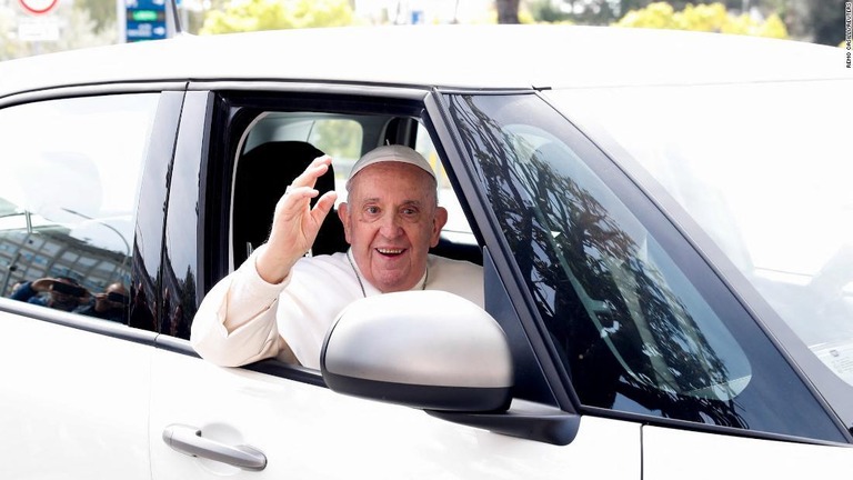 車内から手を振るフランシスコ教皇＝１日、イタリア・ローマ/Remo Casilli/Reuters