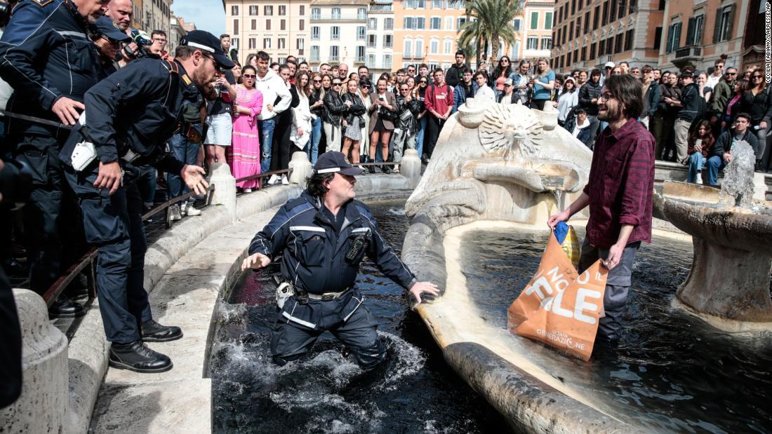 活動家と対峙する警官/Cecilia Fabiano/LaPresse/AP