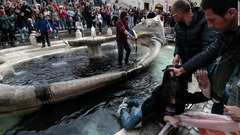 ローマの噴水が黒く染まる　環境保護団体の抗議行動で