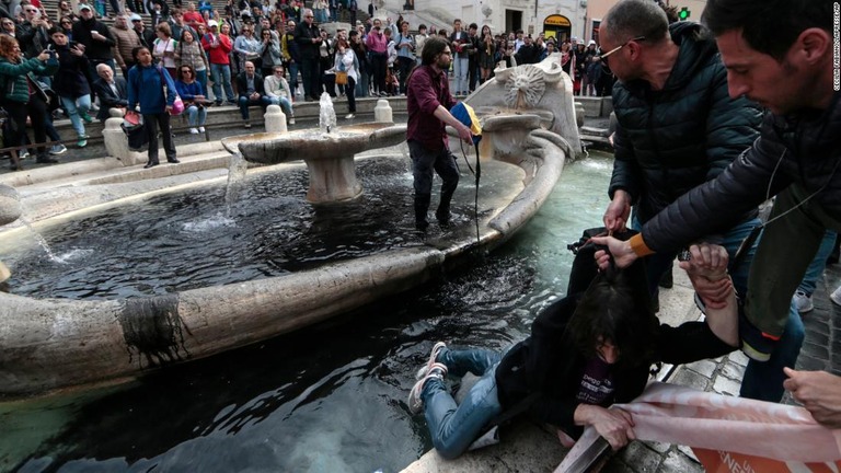 バルカッチャの噴水が活動家によって黒く染まった＝１日、イタリア・ローマ/Cecilia Fabiano/LaPresse/AP