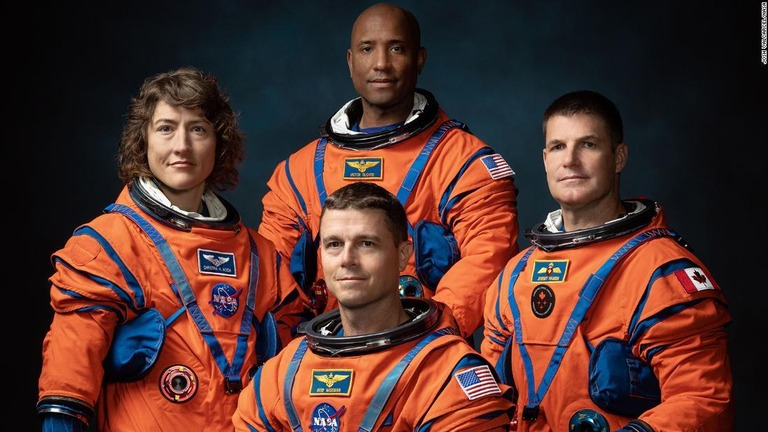 左からクリスティーナ・コック氏、ビクター・グローバー氏（後列）、レイド・ワイズマン氏（前列）、ジェレミー・ハンセン氏/Josh Valcarcel/NASA