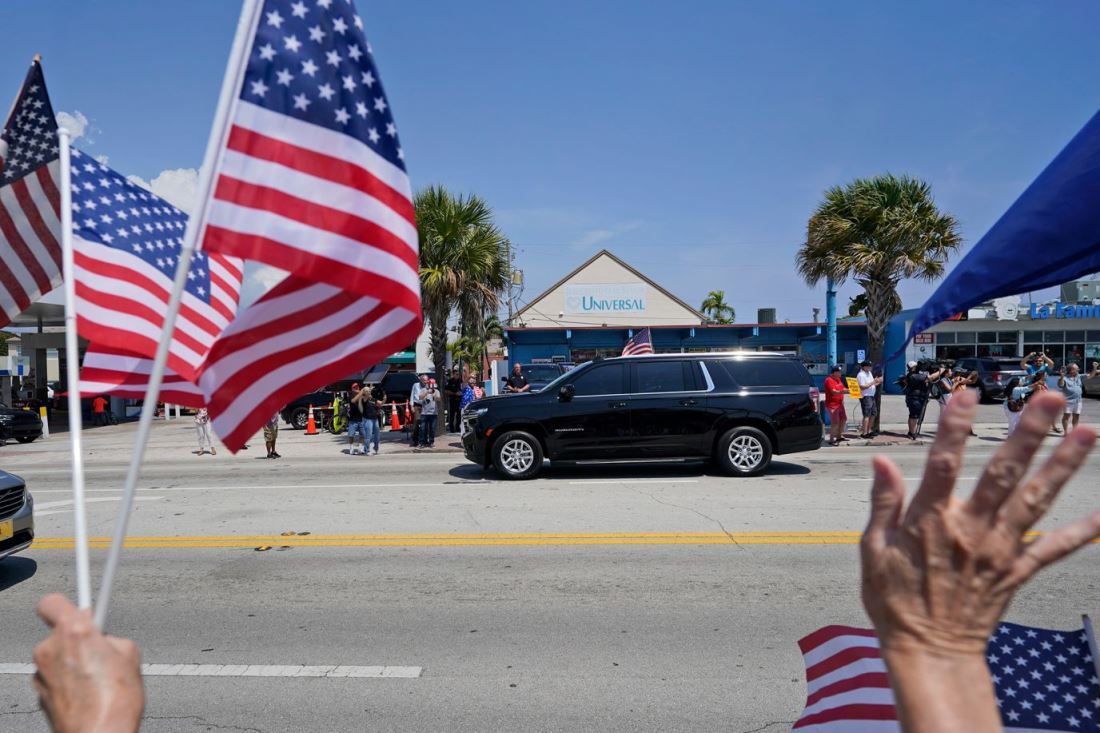 フロリダ州ウェストパームビーチを通過するトランプ氏の車列。支持者が手を振る＝３日/Wilfredo Lee/AP
