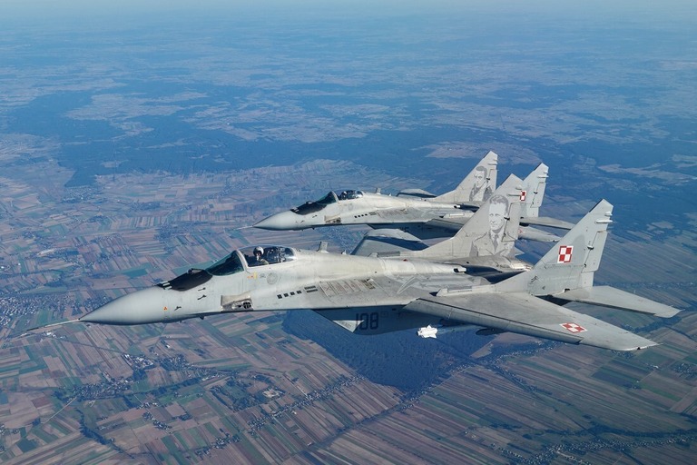 ＮＡＴＯの演習に参加するポーランドのミグ戦闘機２機/Radoslaw Jozwiak/AFP/Getty Images/File