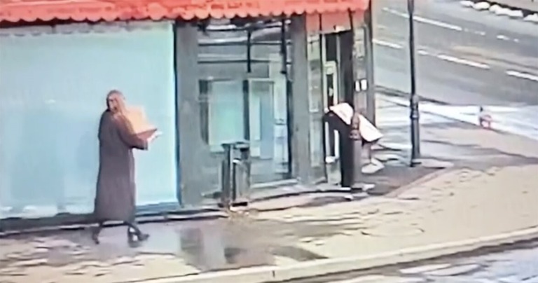カフェの前で大きな箱を運ぶトレポワ容疑者とされる画像＝２日、サンクトペテルブルク/Social Media