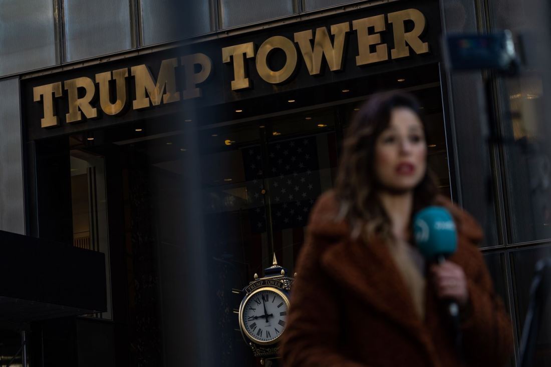 ニューヨークのトランプタワー前にはスペインのテレビ局記者＝３日/Stephen Voss for CNN
